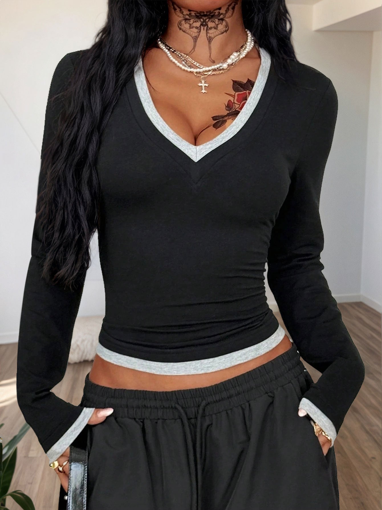 2026 autumn and winter Europe and America cross border new sexy hot girl solid color women's clothing V-neck slim-fit long sleeve stitching T-shirt in contrast color
